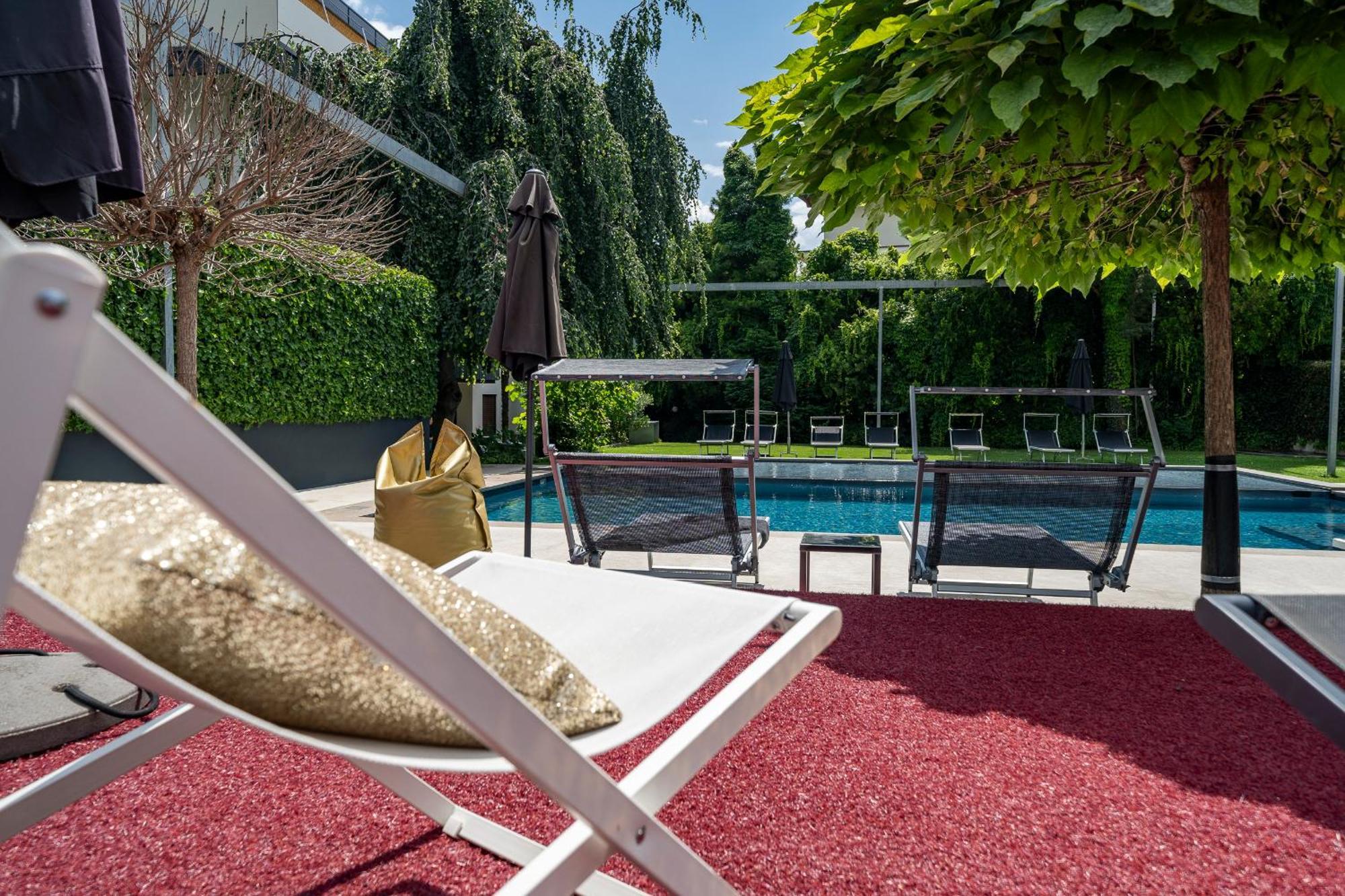 Goldfinger + Suites Lana Luaran gambar