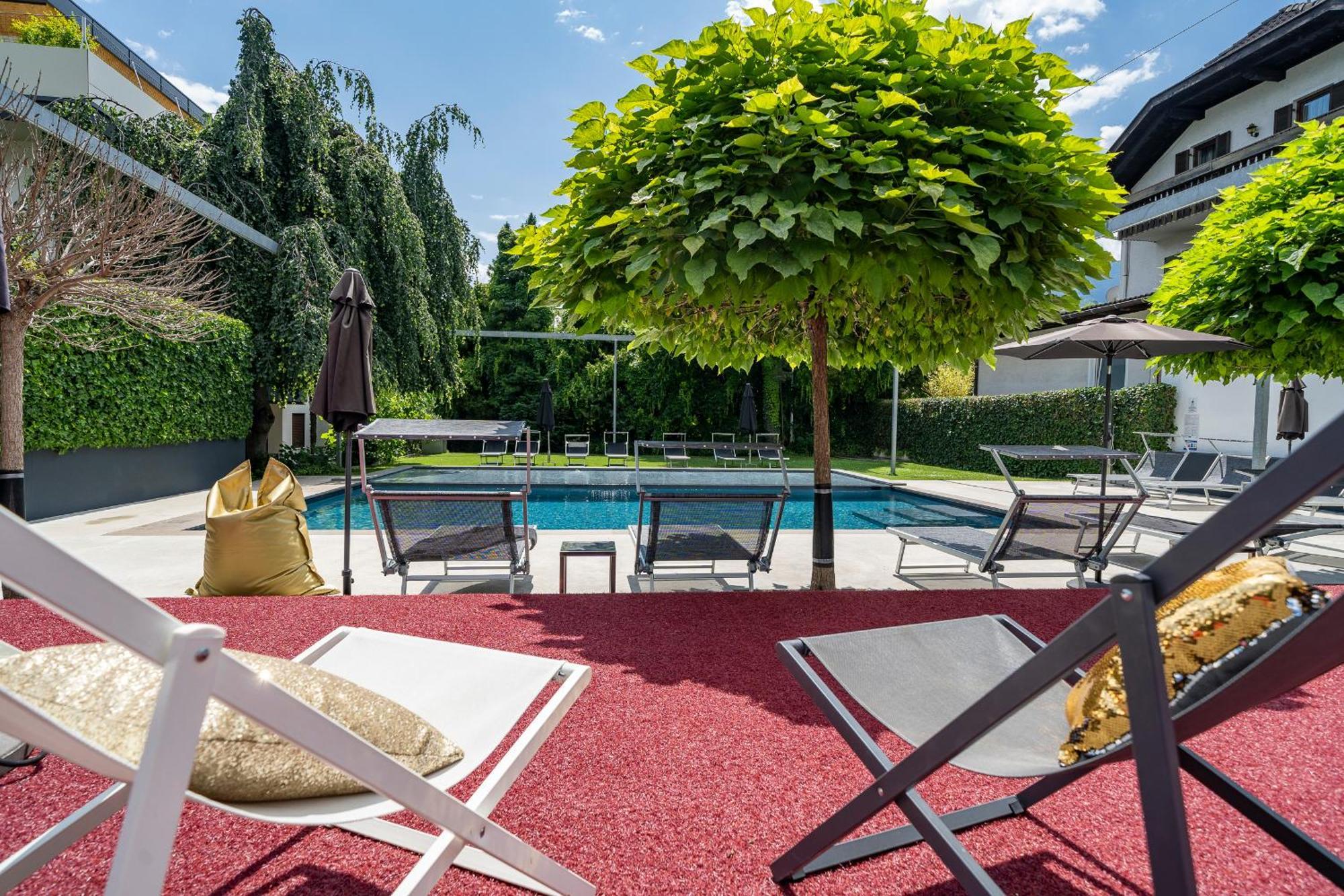 Goldfinger + Suites Lana Luaran gambar