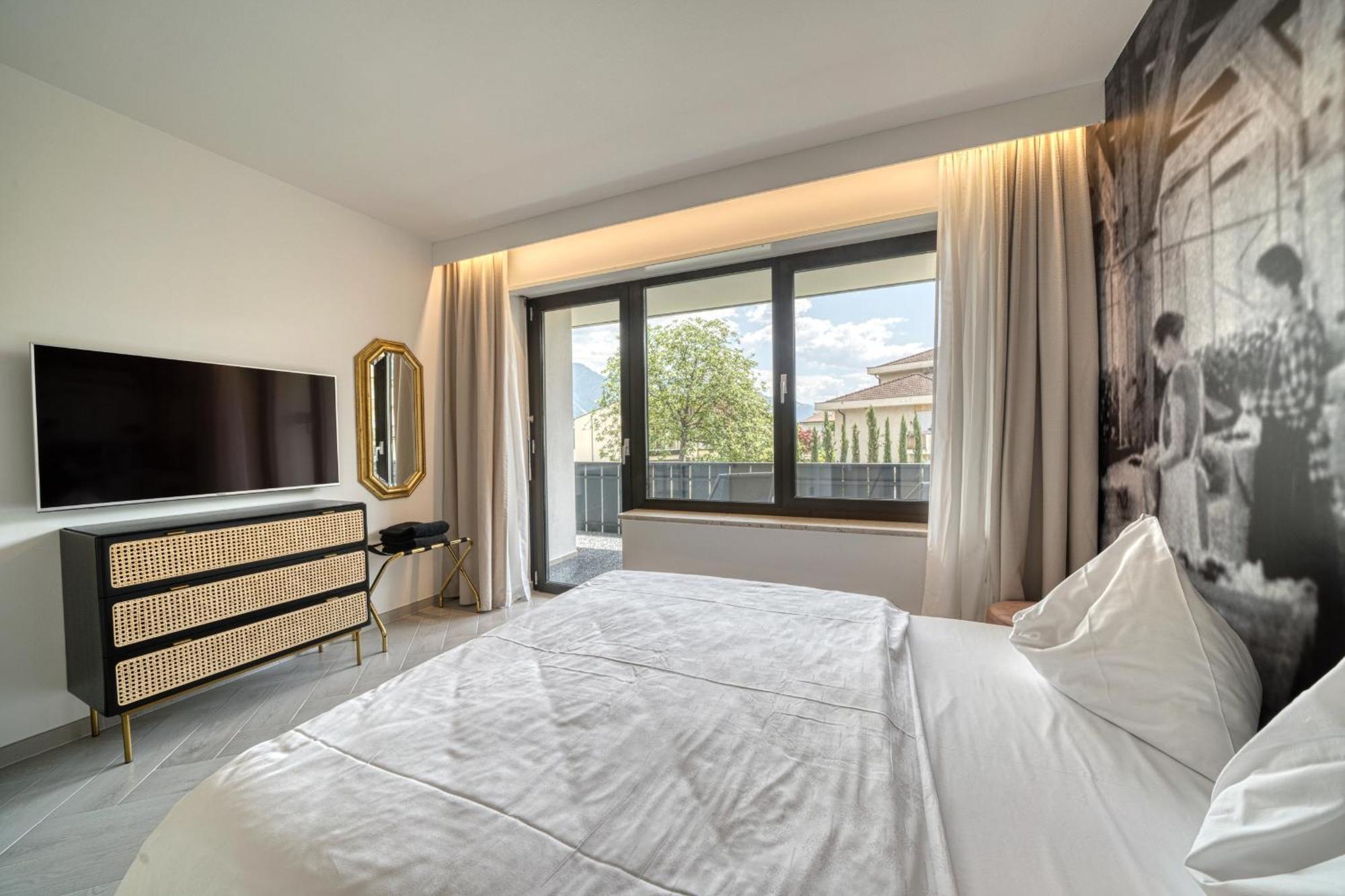 Goldfinger + Suites Lana Luaran gambar