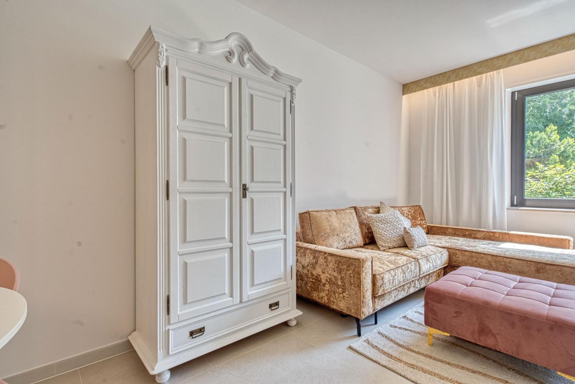 Goldfinger + Suites Lana Luaran gambar