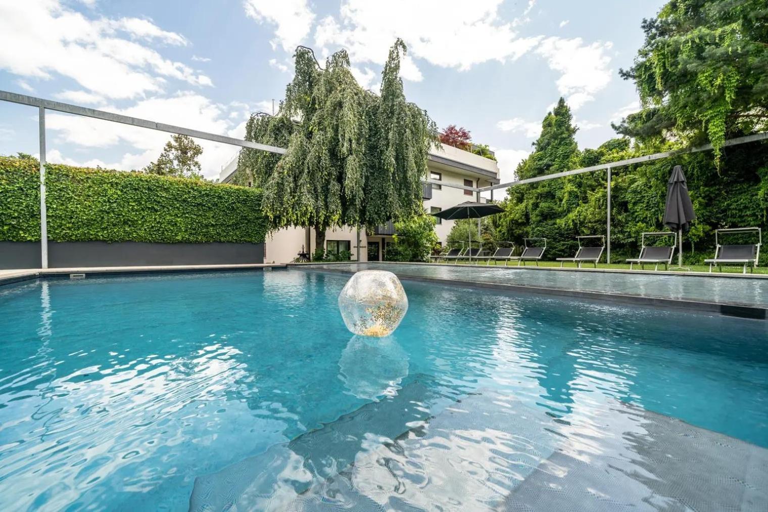 Goldfinger + Suites Lana Luaran gambar